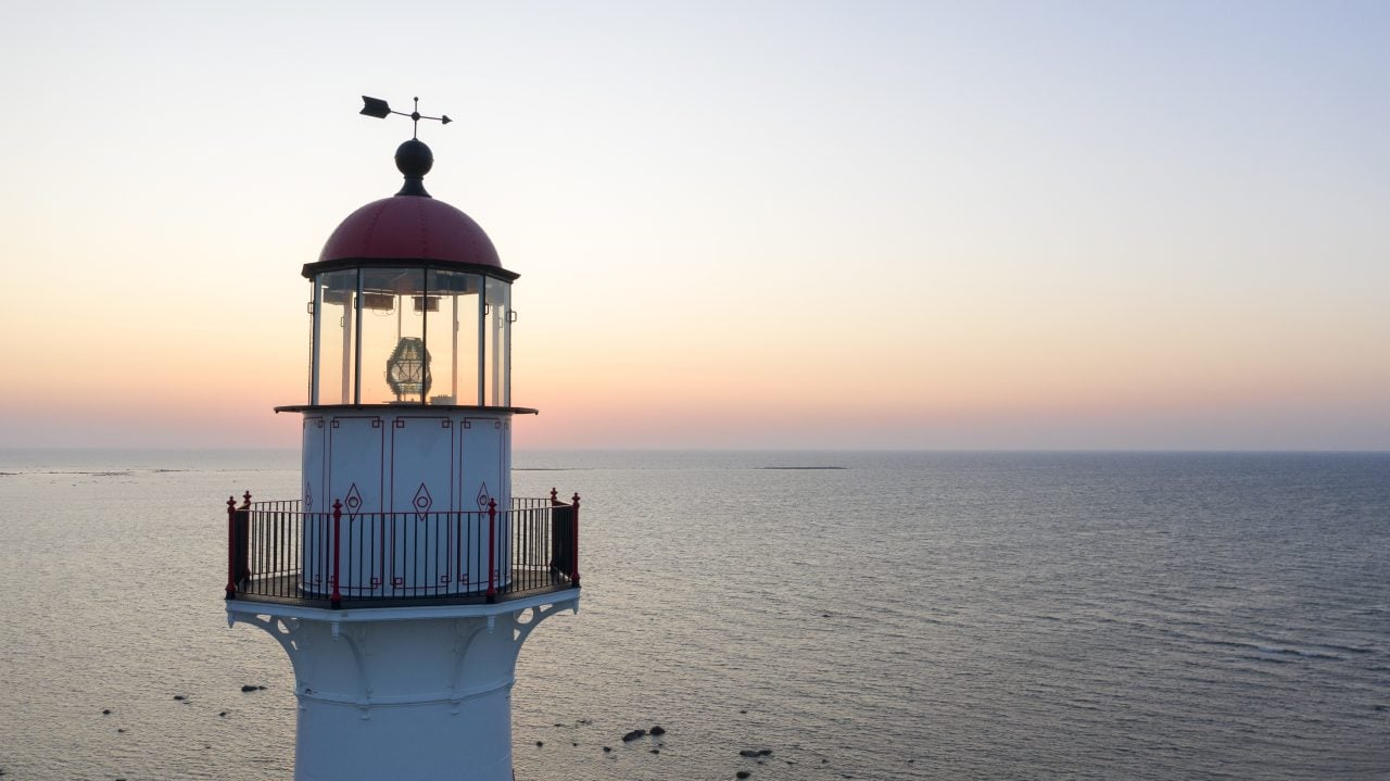 Leuchtturm am Meer bei Sonnenuntergang